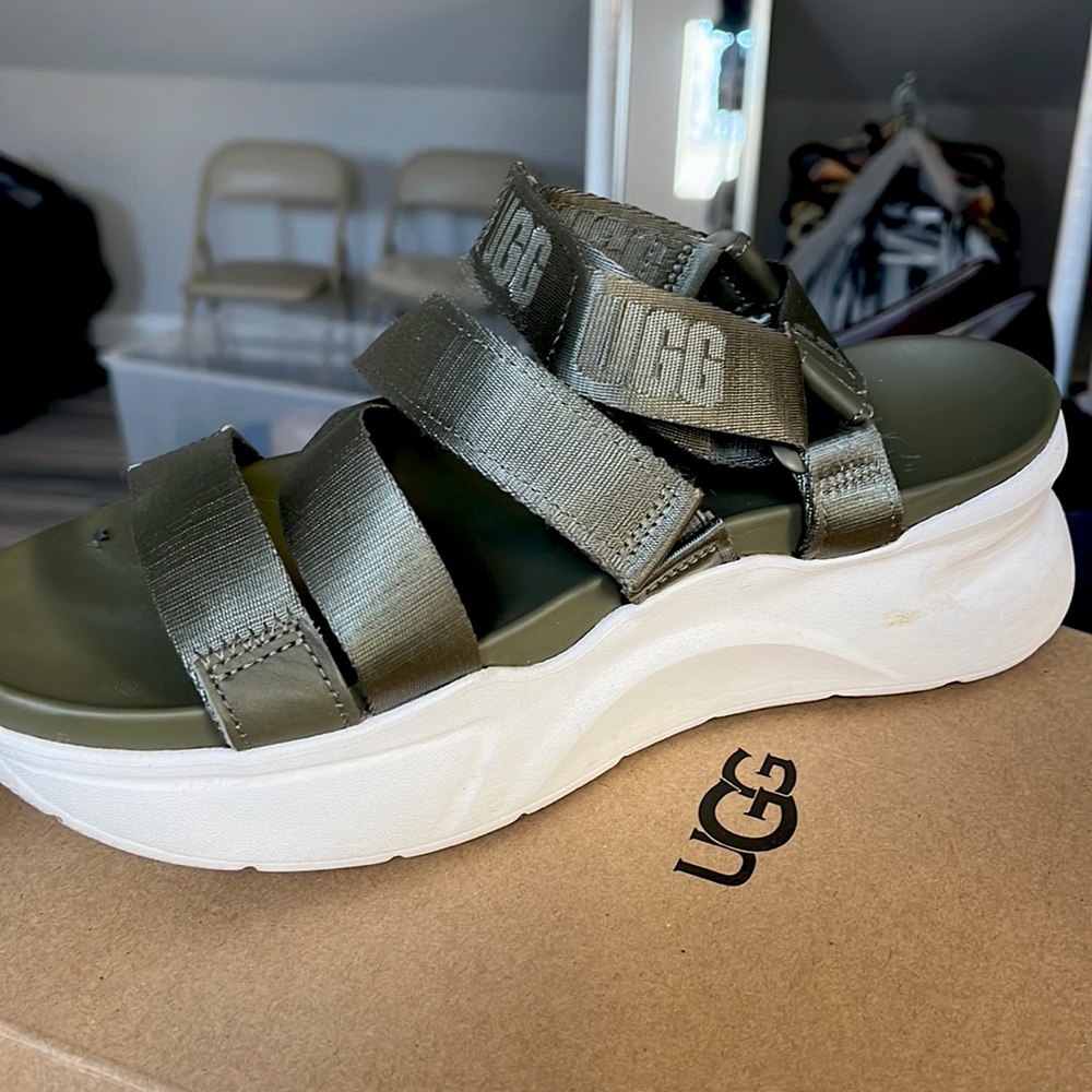 Platform sandal with Velcro straps to fasten 1".5 inches